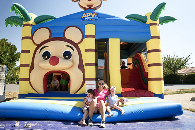 images/establishments/domaine-des-guifettes/enfants/camping-chateau-gonflable.jpg#joomlaImage://local-images/establishments/domaine-des-guifettes/enfants/camping-chateau-gonflable.jpg?width=667&height=444