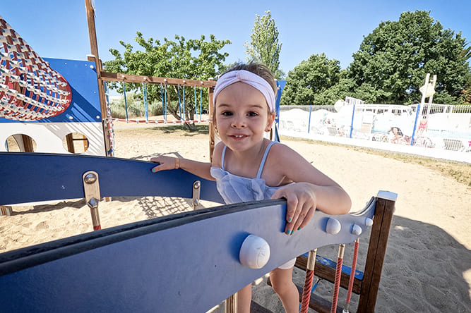 images/establishments/domaine-des-guifettes/enfants/camping-jeux-enfants.jpg#joomlaImage://local-images/establishments/domaine-des-guifettes/enfants/camping-jeux-enfants.jpg?width=667&height=444