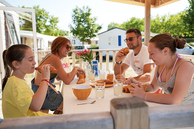 images/establishments/domaine-des-guifettes/equipements/6-domaine-des-guifettes-mobil-home-terrasse.jpg#joomlaImage://local-images/establishments/domaine-des-guifettes/equipements/6-domaine-des-guifettes-mobil-home-terrasse.jpg?width=667&height=444